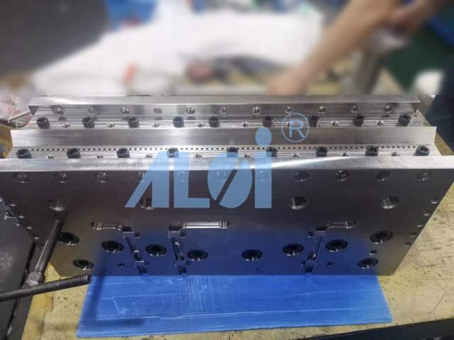 鎮(zhèn)江衣架式1600熔噴布模具丨熔噴機(jī)噴出來的布不均勻，如何解決？